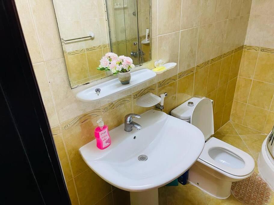 Lovely 2-bedroom Hall Kitchen Furnished Auh Uae Apartamento *