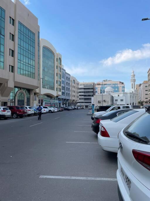 Apartamento Lovely 2-bedroom Hall Kitchen Furnished Auh Uae *