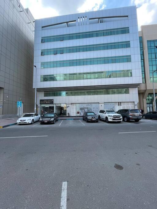 Lovely 2-bedroom Hall Kitchen Furnished Auh Uae Apartamento