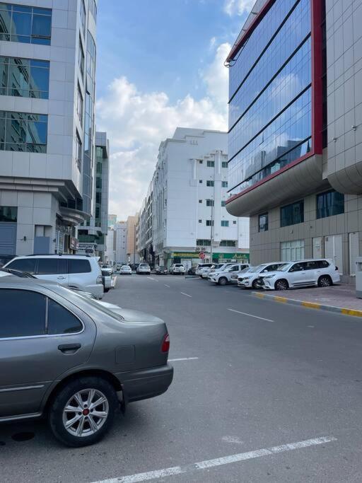 Lovely 2-bedroom Hall Kitchen Furnished Auh Uae Apartamento *